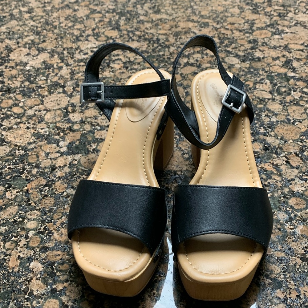 Universal thread platform heels size 8 1/2